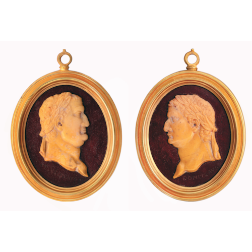 Coppia di profili d’imperatori romani in marmo giallo antico su rosso antico nelle loro cornici in bronzo dorato